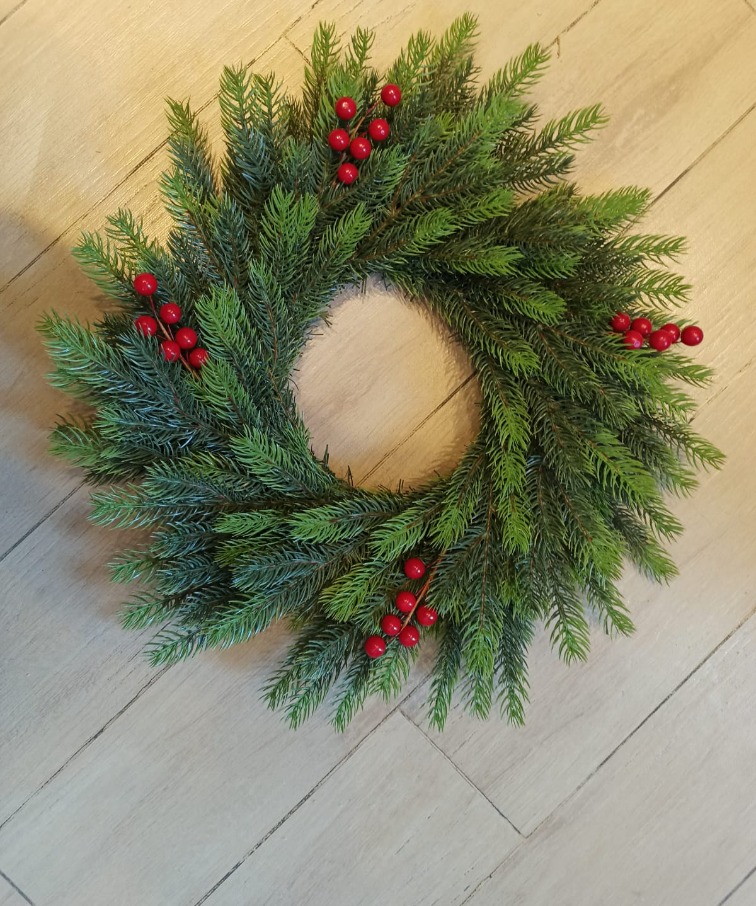 Ամանորյա օղակ ձյունապատ, կարմիր հատապտուղներով NATURAL SPRUCE SNOW-COVERED PVC, 60 սմ